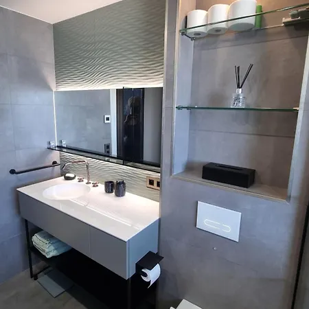 Lux- apparemment à Marina baie des Anges -vue de la mer Villeneuve-Loubet