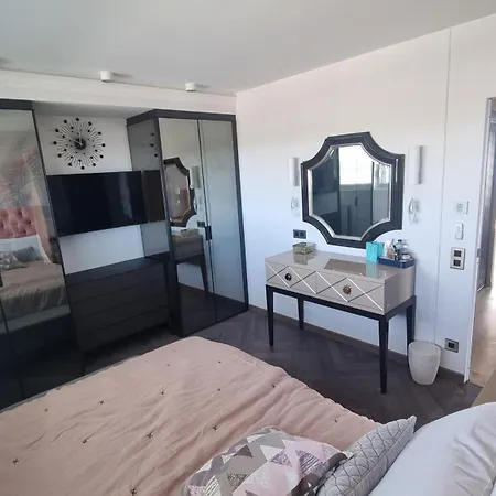 Lux- apparemment à Marina baie des Anges -vue de la mer *