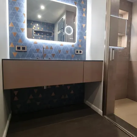 Lux- apparemment à Marina baie des Anges -vue de la mer