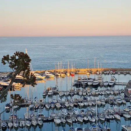 Lux- apparemment à Marina baie des Anges -vue de la mer